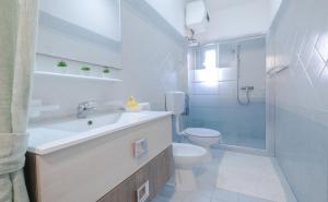 uma casa de banho com um lavatório, um WC e um chuveiro em Villetta Maredoro - Fronte Spiaggia Pescoluse em Marina di Pescoluse