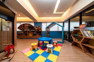 - une salle pour enfants avec une table et un tabouret dans l'établissement Fish Hotel Kaohsiung, à Kaohsiung