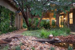 Mbano Manor Hotel Victoria Falls外面的花园