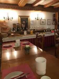 Restaurace v ubytování Petit Helvetia Budget Hotel