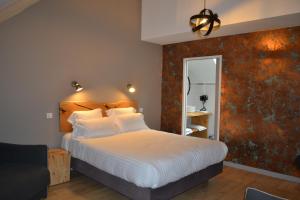 Postel nebo postele na pokoji v ubytování Logis Auberge de Pont Calleck