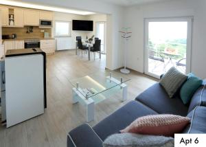 Dapur atau dapur kecil di Villa Dragi with Pool, Sauna, & Whirlpool