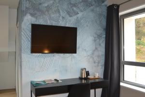TV a/nebo společenská místnost v ubytování Logis Auberge de Pont Calleck