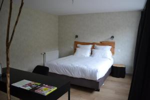 Postel nebo postele na pokoji v ubytování Logis Auberge de Pont Calleck