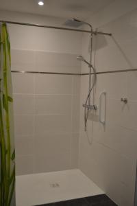 Koupelna v ubytování Logis Auberge de Pont Calleck