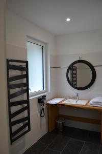 Koupelna v ubytování Logis Auberge de Pont Calleck + 30 fotografií