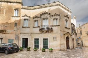 un edificio con un'auto parcheggiata di fronte di Appartamento Ai Fiorentini by BarbarHouse a Lecce