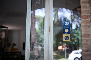 Rifugio Da Giulia في باغانيكو: باب زجاجي مع وجود علامة في المنزل
