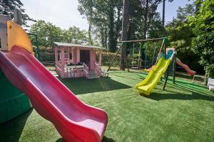 um parque infantil com vários escorregas e uma estrutura de jogos em Rifugio Da Giulia em Paganico