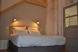 Postel nebo postele na pokoji v ubytování Logis Auberge de Pont Calleck