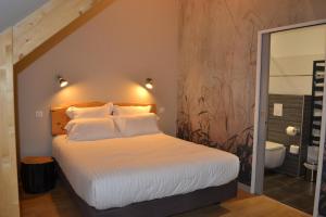 Postel nebo postele na pokoji v ubytování Logis Auberge de Pont Calleck