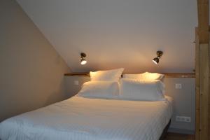 Postel nebo postele na pokoji v ubytování Logis Auberge de Pont Calleck