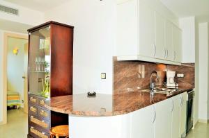 a kitchen with white cabinets and a counter top at MEDES PLATJA BX-1 in L'Estartit