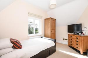 A bed or beds in a room at Tilehouse lodge