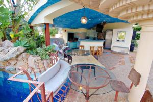 Restaurace v ubytování Orza - holiday home with private swimming pool in Benissa