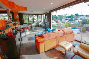 Posezení v ubytování Orza - holiday home with private swimming pool in Benissa