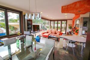 Posezení v ubytování Orza - holiday home with private swimming pool in Benissa