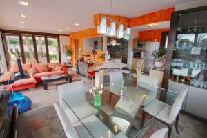 Posezení v ubytování Orza - holiday home with private swimming pool in Benissa