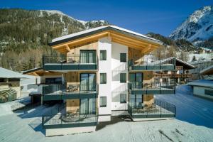 un edificio con balcones en la nieve en Apart Montagna, en Gries