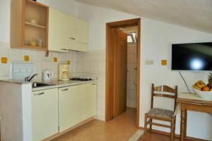 Kuchyňa alebo kuchynka v ubytovaní Apartments Sandy Beach