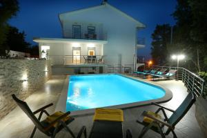 Kolam renang di atau dekat dengan Villa Dragi with Pool, Sauna, & Whirlpool