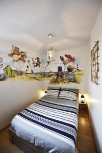 - une chambre avec un lit orné d'une fresque murale dans l'établissement Au troisième ciel - 250m de la plage - 6 pers- Berck-sur-Mer, à Berck-sur-Mer