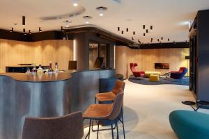 eine Lobby mit einer Bar und Stühlen in der Unterkunft Hotel im LESKANPark in Köln