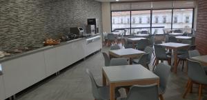 Um restaurante ou outro lugar para comer em Hotel Santa Maria