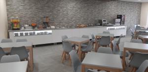 Um restaurante ou outro lugar para comer em Hotel Santa Maria