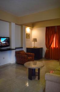 un soggiorno con tavolo e TV di Desert View Sharm Hotel a Sharm El Sheikh