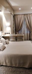 เตียงในห้องที่ Albergo Suisse Bellevue