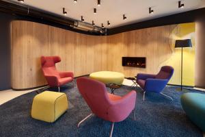 Ein Sitzbereich in der Unterkunft Hotel im LESKANPark