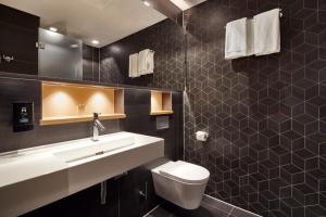 Ein Badezimmer in der Unterkunft Hotel im LESKANPark