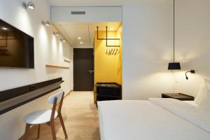 Ein Bett oder Betten in einem Zimmer der Unterkunft Hotel im LESKANPark