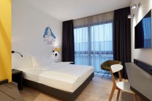 Ein Bett oder Betten in einem Zimmer der Unterkunft Hotel im LESKANPark