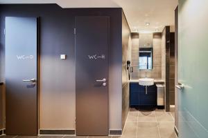 Ein Badezimmer in der Unterkunft Hotel im LESKANPark