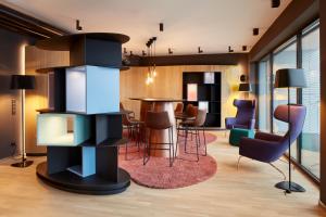 Ein Sitzbereich in der Unterkunft Hotel im LESKANPark