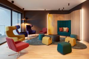 Ein Sitzbereich in der Unterkunft Hotel im LESKANPark