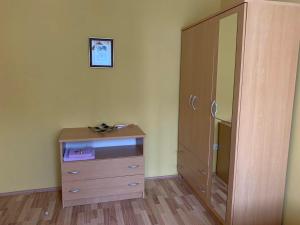 1 dormitorio con tocador y espejo grande en Apartments Kristina, en Klenovica
