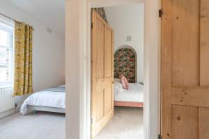 En eller flere senge i et værelse på Cosy Mill Workers Cottage Heritage Saltaire