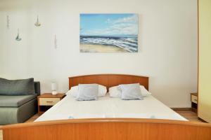 Posteľ alebo postele v izbe v ubytovaní Apartments Sandy Beach