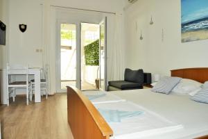 Posteľ alebo postele v izbe v ubytovaní Apartments Sandy Beach