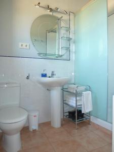 BeudaにあるCan Maholaのバスルーム(トイレ、洗面台、鏡付)