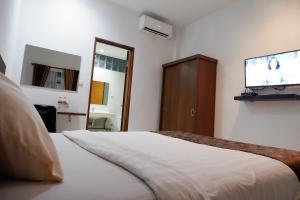 Säng eller sängar i ett rum på Hotel Netral Jombang