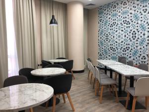 Uma área de estar em TIME Express Hotel Al Khan