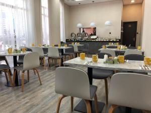 Um restaurante ou outro lugar para comer em TIME Express Hotel Al Khan