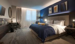 Katil atau katil-katil dalam bilik di voco - Podgorica by IHG