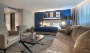 Ruang duduk di voco - Podgorica by IHG