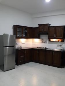 A kitchen or kitchenette at Hanthana view