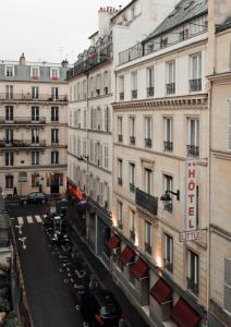 - une vue sur une rue de la ville avec des bâtiments dans l'établissement Little Hôtel, à Paris